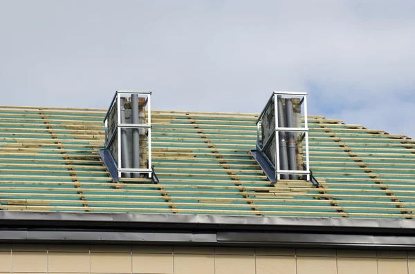 Urban house roof restoration repairing construction — Stock Photo, Image