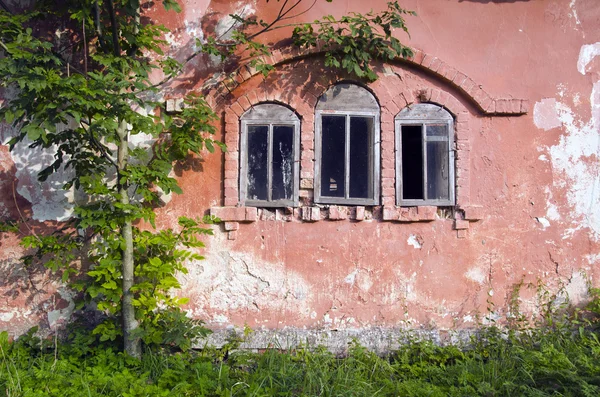 Três histórica mansão abandonada ruínas janelas e parede — Fotografia de Stock