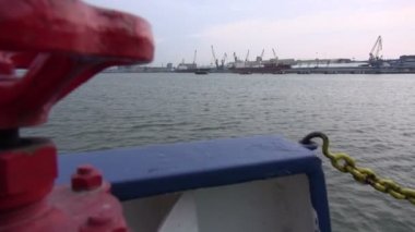 Yolcu feribot gemi içinde büyük bağlantı noktasına ulaşan