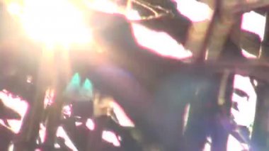 Sonbahar yaprakları ve güneş ışığı doğa arka plan bulanıklık