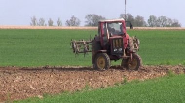 Küçük eski tarım traktör alan toprak ekili