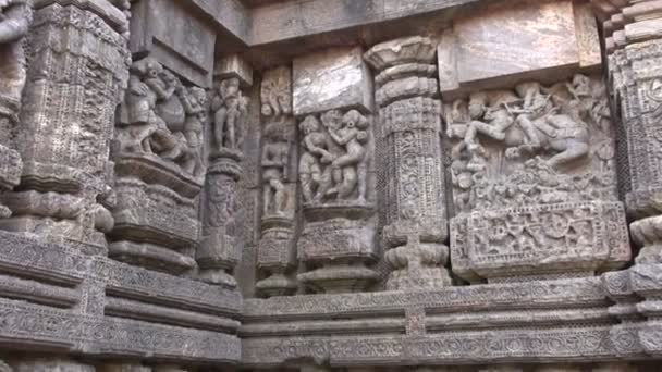Antigas esculturas eróticas de arte sagrada no templo solar Konark, Orissa, Índia — Vídeo de Stock