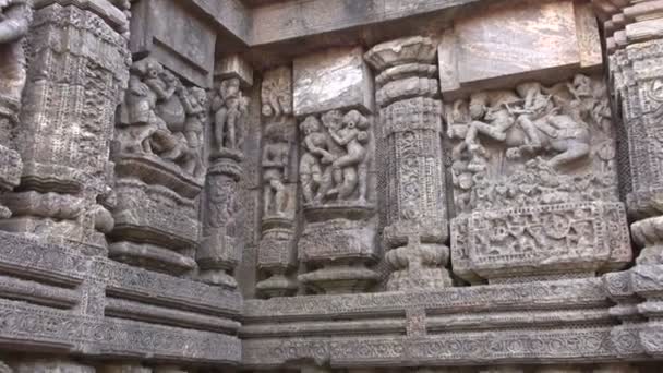 Sculptures d'art sacrées érotiques antiques sur le temple solaire Konark, Odisha, Inde — Video