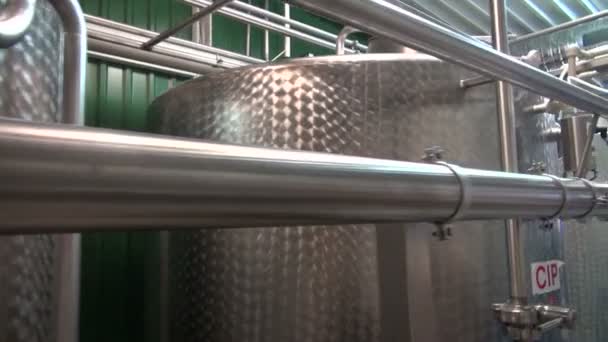 Стальные конструкции современного пивоваренного завода — стоковое видео
