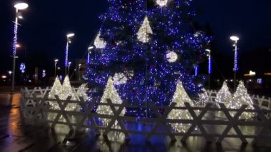 Yeni yıl Noel ağacı çam süslemeleri ve şehir meydanında ışıklar
