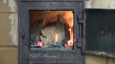 Alev ateş etmek ve duman içinde eski şömine