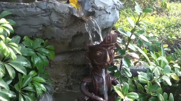 Decoratieve fontein in boeddhistische tempel tuin — Stockvideo