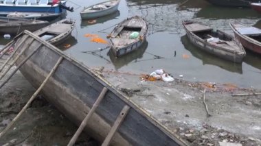 Ganj Nehri'nde, Varanasi, Hindistan çeşitli ahşap tekneler