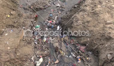 Kirli açık kanalizasyon kanal Varanasi, Hindistan'da Ganj Nehri kıyısında