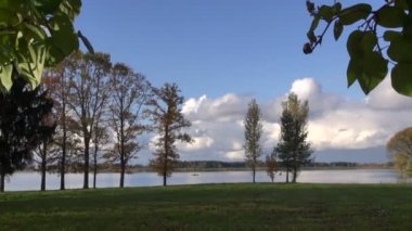 Yalnız tekne ve sonbahar göl kenarında balıkçı