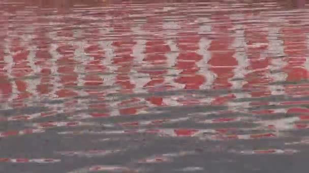 Αφηρημένη πολύχρωμες αντανακλάσεις στο ιερό ποταμό Γάγγη στο Βαρανάσι — Αρχείο Βίντεο