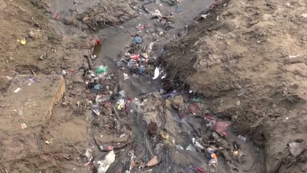 Förorenat öppna avlopp kanal på Ganges floden kusten i Varanasi i Indien — Stockvideo