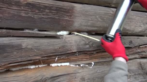 Old farm  wooden house wall insulation with polyurethane foam — Stock Video