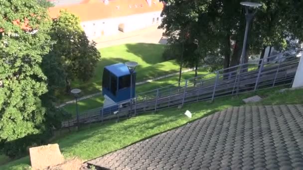 Ferrocarril funicular moderno en la histórica colina del castillo de Gediminas, Vilna, Lituania — Vídeo de stock