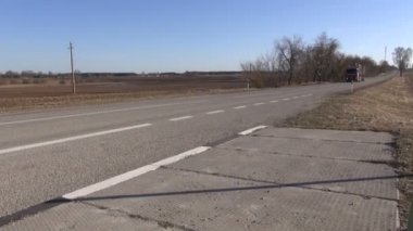 Ahşap günlükleri ile kırsal yol asfalt üzerinde kamyon t