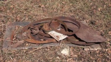 Paslı metal Hurda demir Çöp yığınında geri dönüşüm için koymak