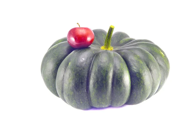 Маленькие и большие - красное яблоко и зеленая тыква — стоковое фото