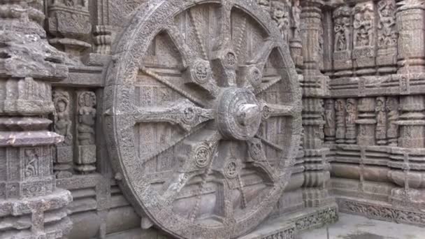 Rueda en Konark Sun Temple, India. templo construido en el siglo XIII, Patrimonio de la Humanidad de la Unesco . — Vídeos de Stock