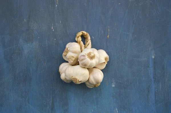 Bulbo de ajo saludable racimo de verduras en la pared — Foto de Stock