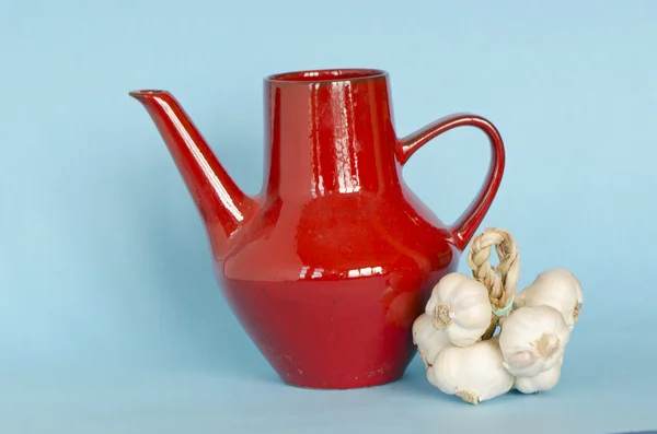 Roter Keramikkrug und gesunder Knoblauchstrauß — Stockfoto