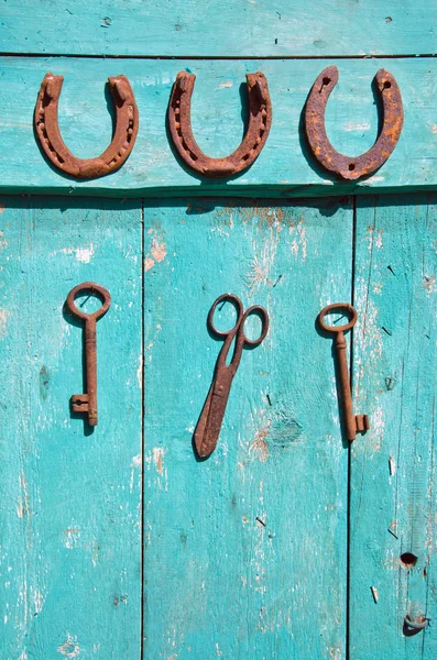 Old rusty  key and luck symbol horseshoe on wooden farm wall — Stock Photo, Image