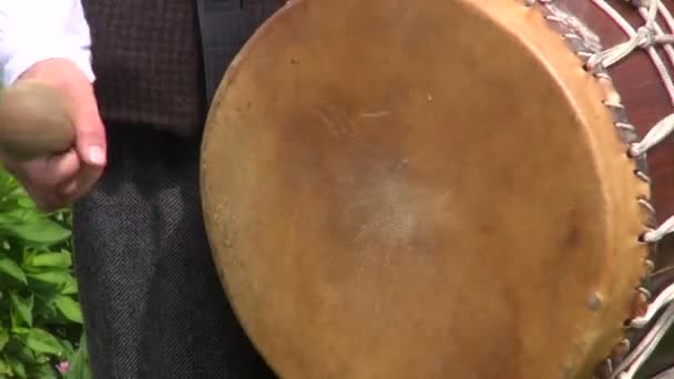 Litouwse musicus Drummer folk land muziek afspelen met trommel in dorp — Stockvideo