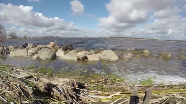 파도와 구름 봄 호수 풍경입니다. Timelapse 4 k — 비디오