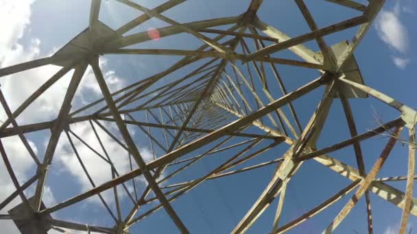 Construction de tours à haute tension électrique et mouvement des nuages. Timelapse 4k 