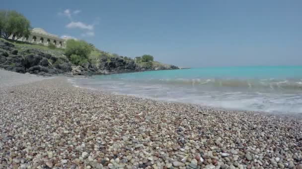 Beautiful pebbles stone beach in Lindos resort, Rhodes island, Dodecanese, Greece. Временной разрыв 4K — стоковое видео