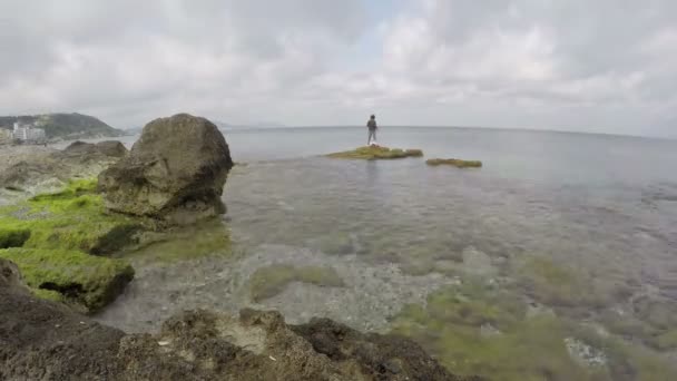 Praia bonita com seixos de pedra na ilha de Rodes e pescador solitário. Dodecaneso, Grécia, lapso de tempo 4K — Vídeo de Stock