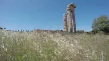 Rodos Apollo Tapınağı Akropol, Rodos, Yunanistan sütunlarda mahveder. Hızlandırılmış 4k