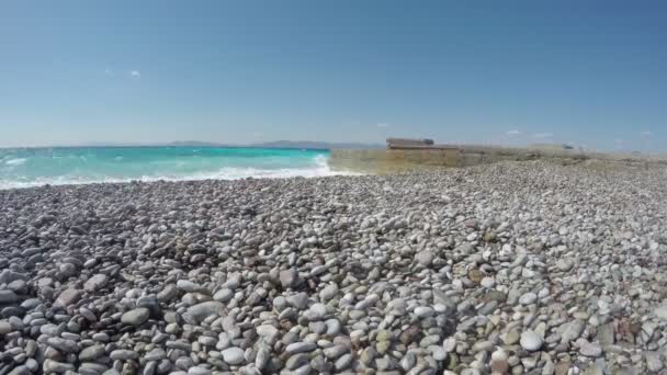 아름 다운 리조트 비치 그리고 로즈 섬, 그리스에서에서 부두. 에 게 해 해안 timelapse 4 k — 비디오
