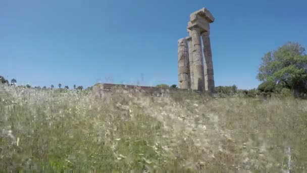 Rodas Apolo templo ruinas columnas en acrópolis, Rodas, Grecia. Tiempo-lapso 4K — Vídeo de stock