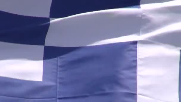 Řecko s rudým šátkem ve větru a obloha — Stock video