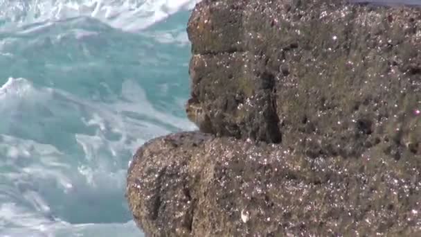 Bellissima costa del Mar Egeo con molo e onde di tempesta, Rodi, Grecia — Video Stock