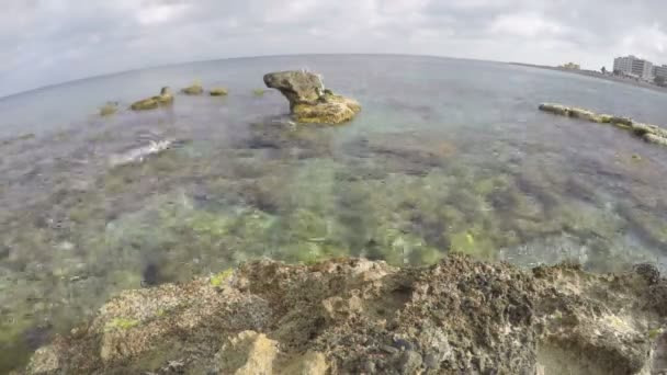 美丽的度假胜地海滩与石头在罗兹。游戏中时光倒流 4 k — 图库视频影像