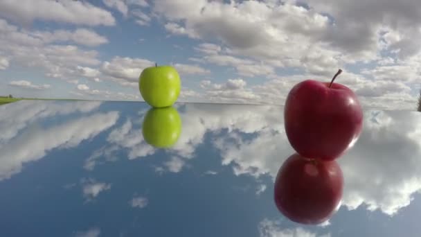 Duas maçãs no espelho e nuvens. Tempo conceito timelapse 4K — Vídeo de Stock
