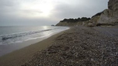Fourni plaj Monolithos, Rodos, Yunanistan yakınındaki akşamları. Timelapse 4k