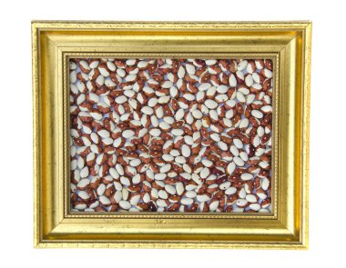 Altın çerçeve üzerinde beyaz izole fasulye ile