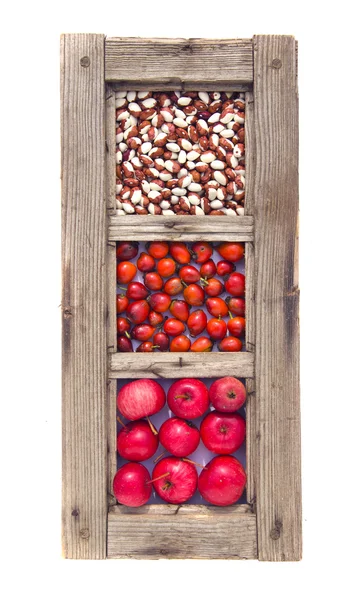 Viejo marco de ventana con manzanas, frijoles y rosa mosqueta — Foto de Stock