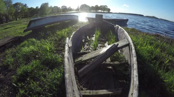 Viejos barcos de pesca de madera rotos en el lago de primavera. 4K — Vídeos de Stock