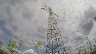 Elektrik yüksek gerilim kule ve akşam bulutlar hareket. Timelapse 4k