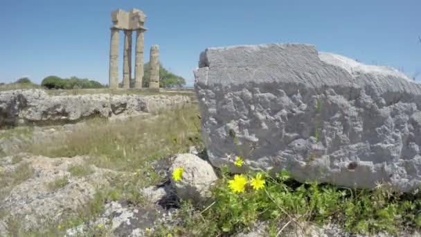 Historische apollo tempel ruïnes in de Akropolis, rhodes, Griekenland. time-lapse-4k — Stockvideo