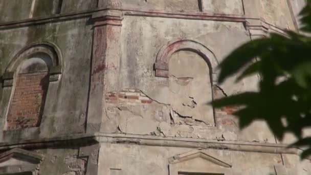 Alte Windmühlenruine im Park — Stockvideo