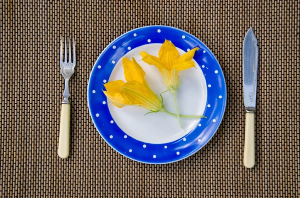 Zucca fresca zucchine fiori sani in piatto — Foto Stock