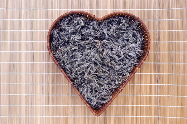 Absinth malört (Artemisia absinthium) i hjärta form korg — Stockfoto