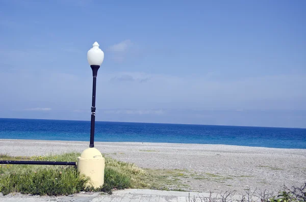 Красивый курортный пляж с камнем на острове Родос — стоковое фото