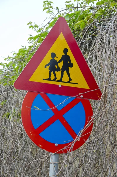 Deux panneaux de signalisation colorés, Grèce — Photo