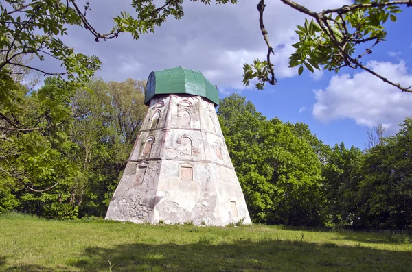 Ruine vechi de moară de vânt în parc — Fotografie, imagine de stoc