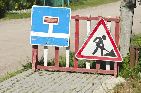 Città strada segni di riparazione stradale — Foto Stock